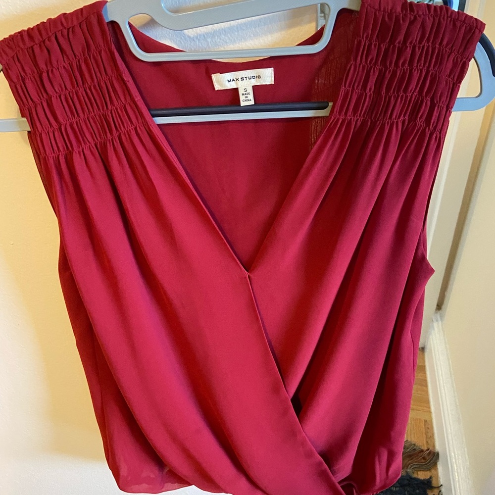Scarlett sleeveless tank. Great condition, loose fitting. Max studio size small